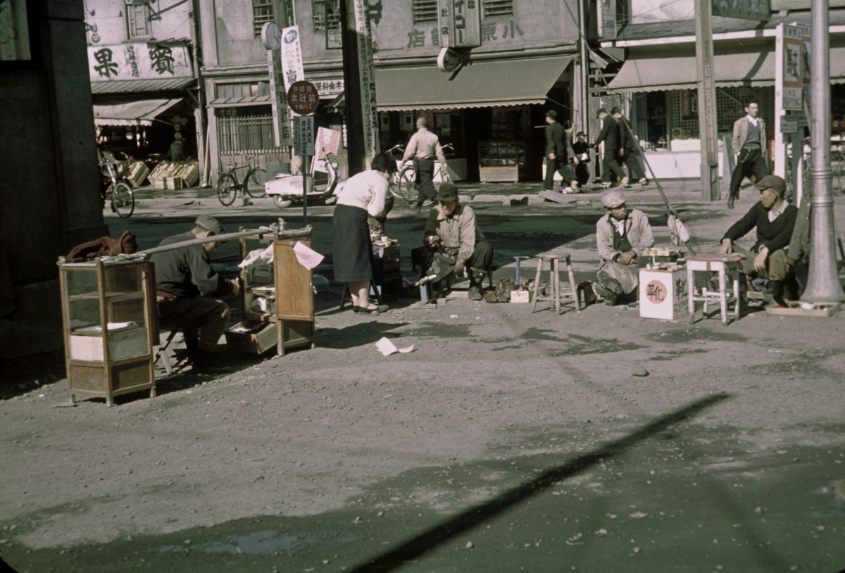 昭和30年代 駅前で働く靴磨きの人々