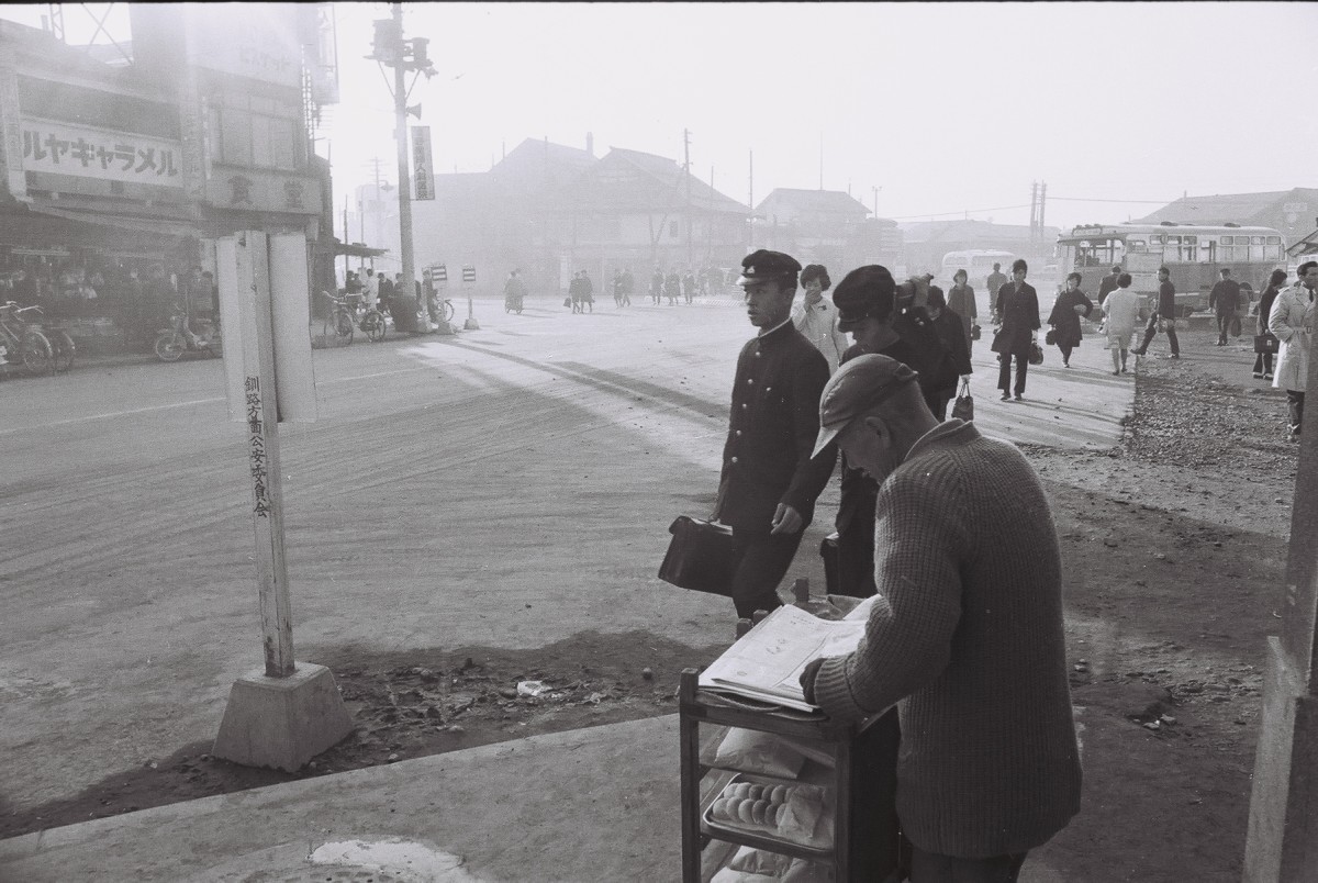 昭和30年代 朝の駅前でパンを売る人