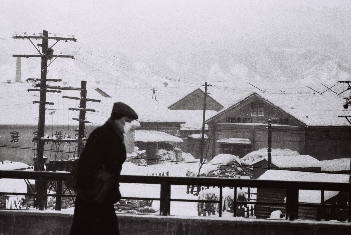 昭和30年代 大通り跨線橋を渡る人と川西農協の倉庫