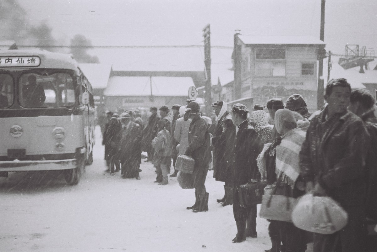 昭和30年代 岩内仙郷行きのバスに乗る人々