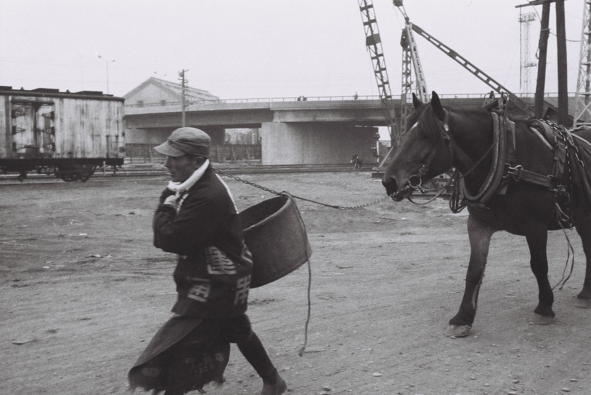 昭和30年代 大通り跨線橋と荷物を運ぶ人と馬