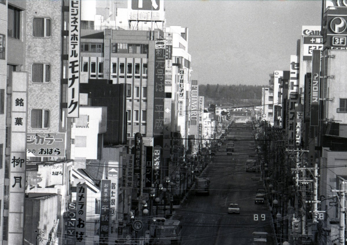 昭和時代から平成時代への移り変わりを迎えた1月8日の帯広市中心部の街並み
